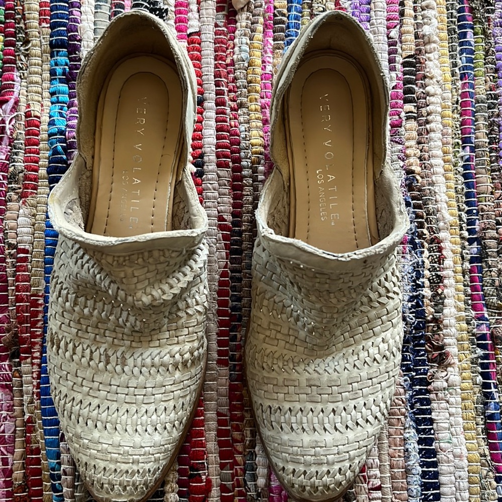 Very Light gray open side shoe. Short 2” wooden heel. Woven leather